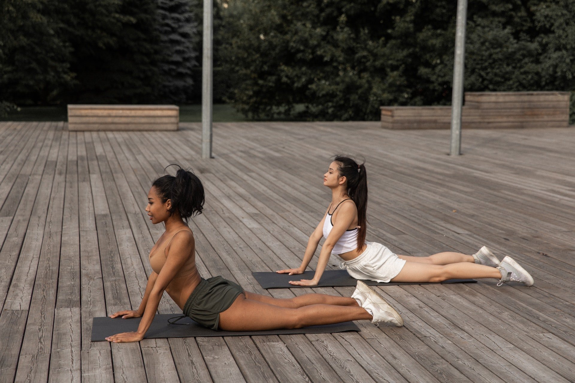 posizioni yoga da sdraiati