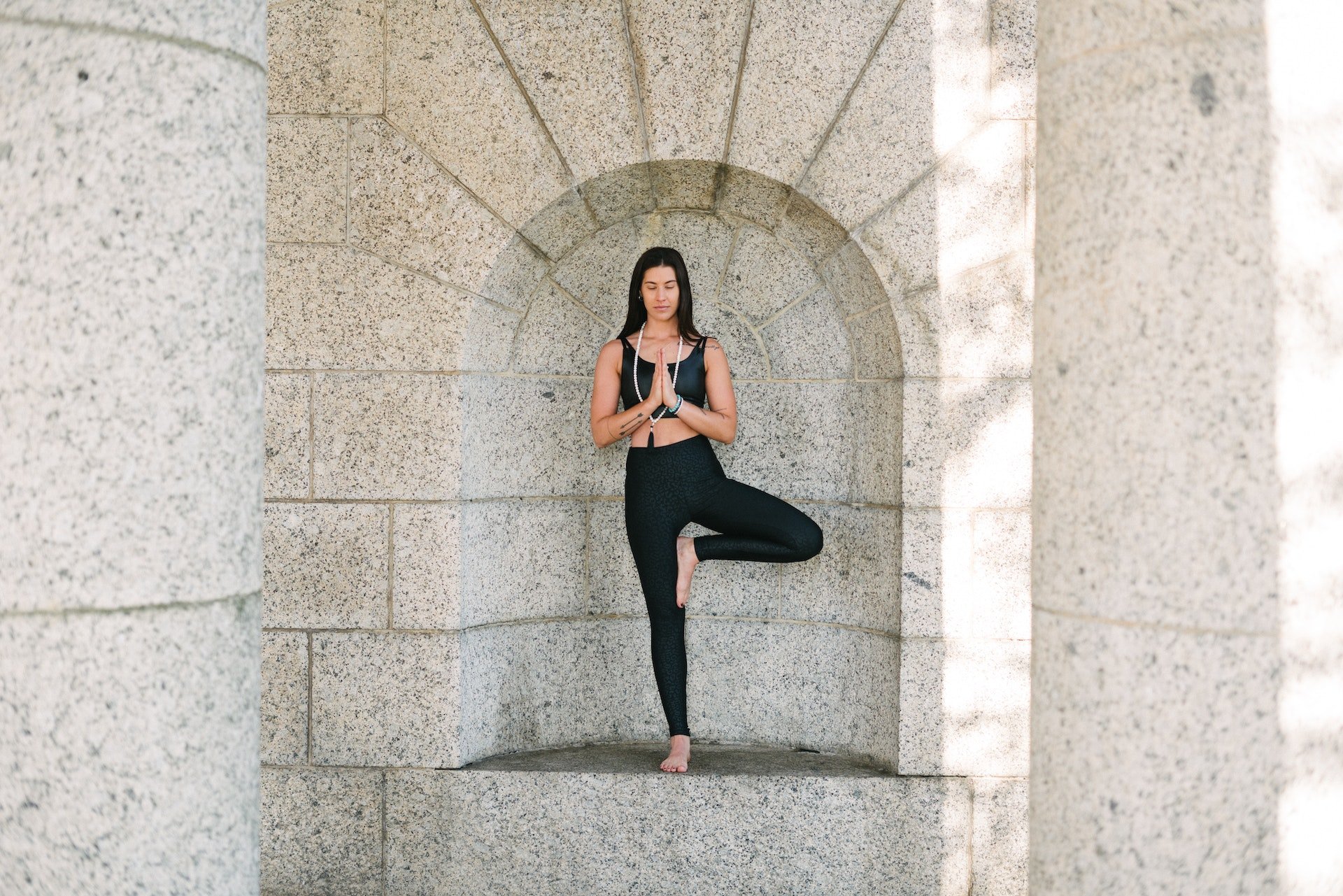 posizioni yoga in piedi